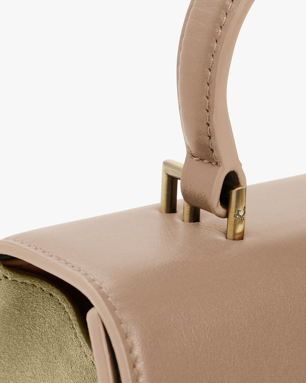 Sac ALEXIA Beige, détail de l'attache de la poignée gainée et du fermoir doré