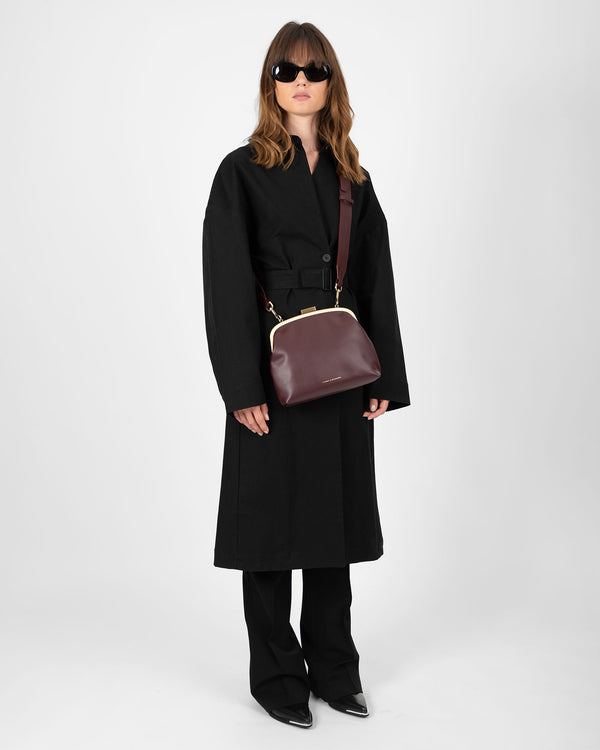Sac EMMA Aubergine porté en bandoulière croisée, vue de face sur un mannequin