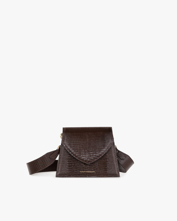 Sac GABRIELLE brun embossé lézard, vue de face, posé, avec bandoulière cuir ajustable