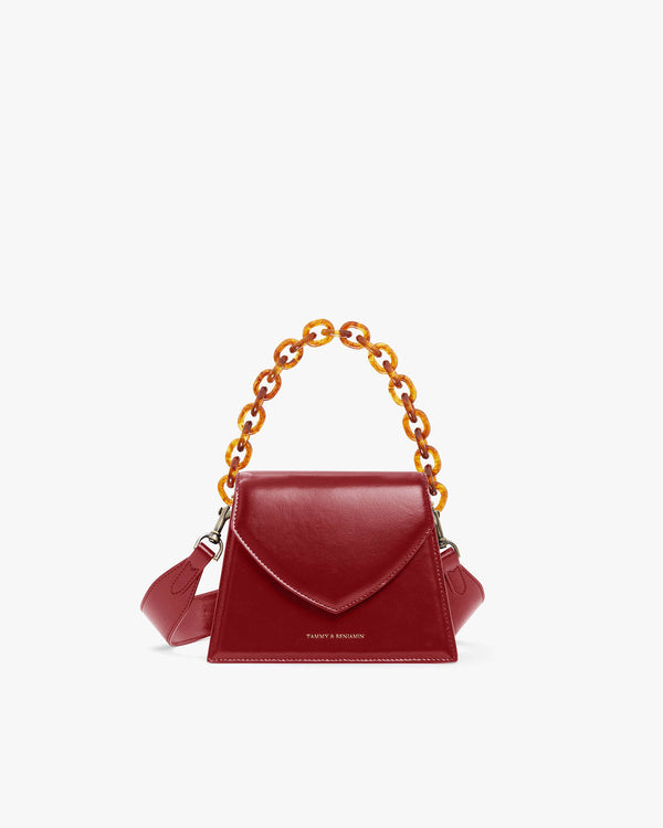 Sac GABRIELLE rouge de face, rabat pointu, anse chaîne effet écaille et bandoulière cuir