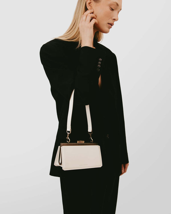 Sac JEANNE BAGUETTE Ivoire porté à l'épaule avec double anse, fermoir rétro, de profil
