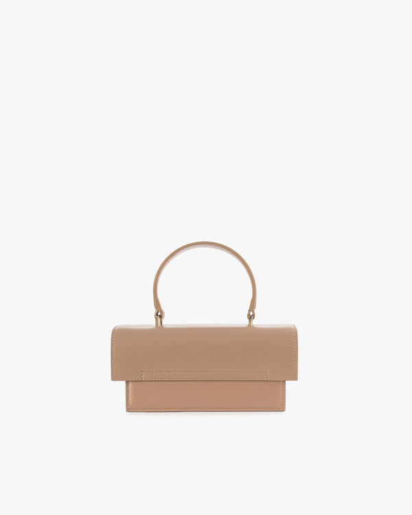 Sac THEA MINI beige de face, rabat fermé, anse courte relevée