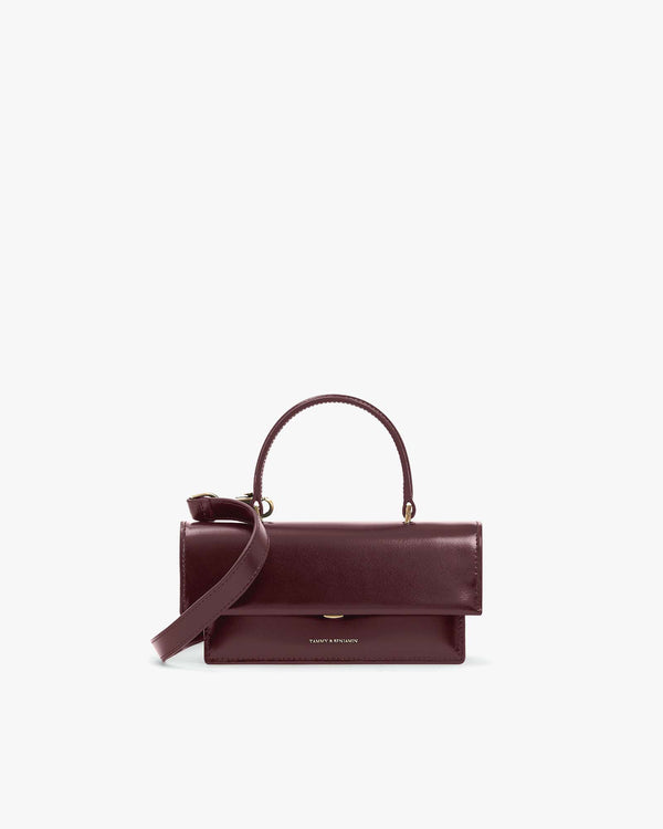 Sac THEA MINI Mahogany de face, rabat fermé, anse courte et bandoulière amovible posées