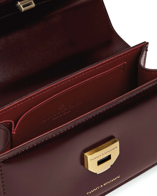 Sac THEA MINI Mahogany ouvert, vue intérieure détaillant la poche et le fermoir doré