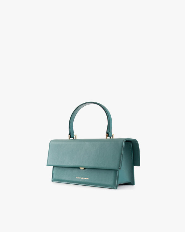 Sac THEA turquoise de trois quarts, rabat fermé, anse rigide relevée