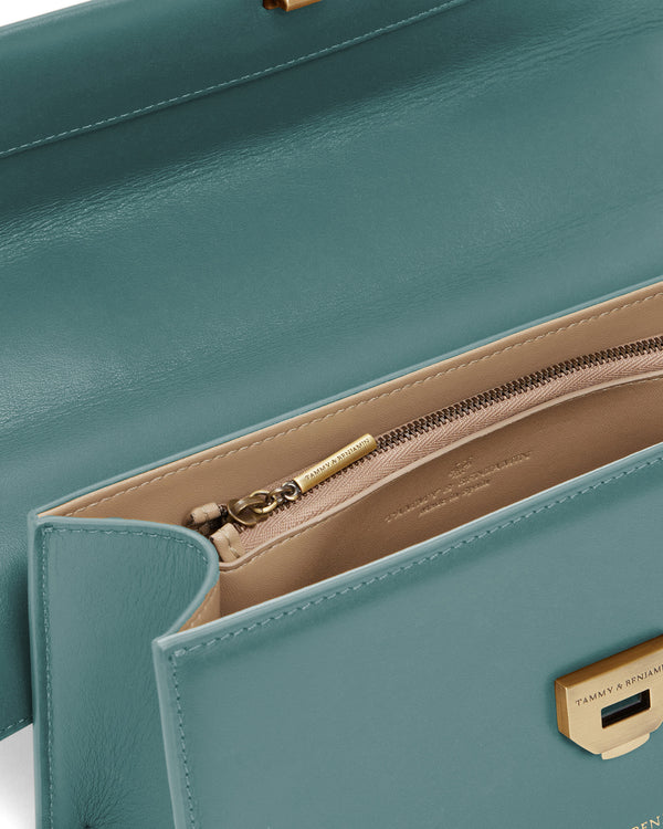 Sac THEA Turquoise ouvert, détail de la poche zippée intérieure beige et du fermoir doré