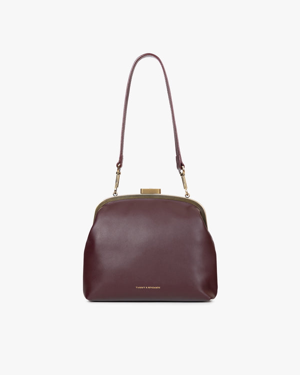 Sac EMMA Aubergine de face, porté en bandoulière avec anse longue, fermoir doré visible