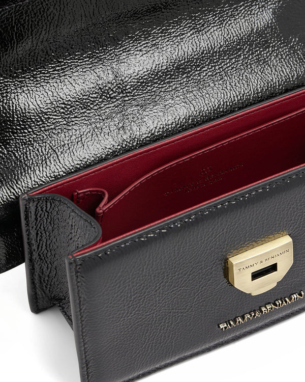 Sac THEA MINI noir naplak, rabat ouvert, vue détail intérieur rouge et fermoir doré