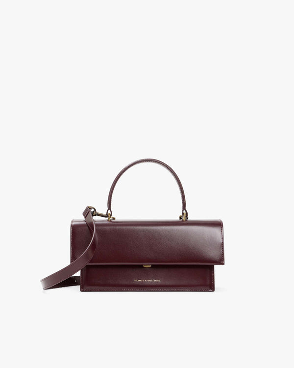 Sac THEA Mahogany de face, rabat fermé, avec poignée rigide et bandoulière détachable