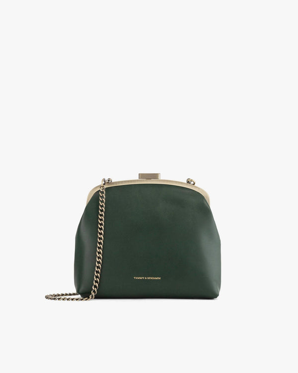 Sac EMMA vert émeraude de face, fermoir cadre doré, chaîne détachable posée sur le devant