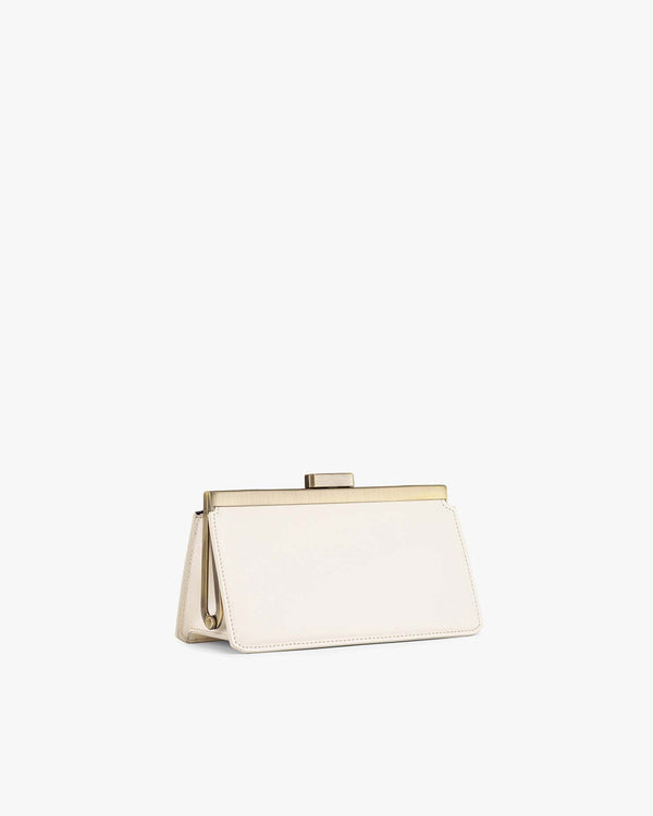 Sac JEANNE BAGUETTE Ivoire, vue de trois quarts posé, fermoir doré apparent