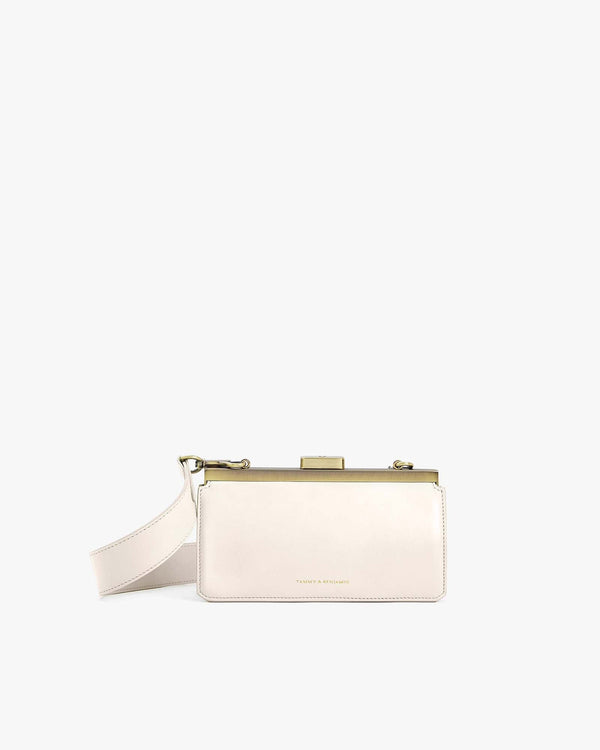 Sac JEANNE BAGUETTE Ivoire de face, posé, fermoir rétro doré et bandoulière réglable