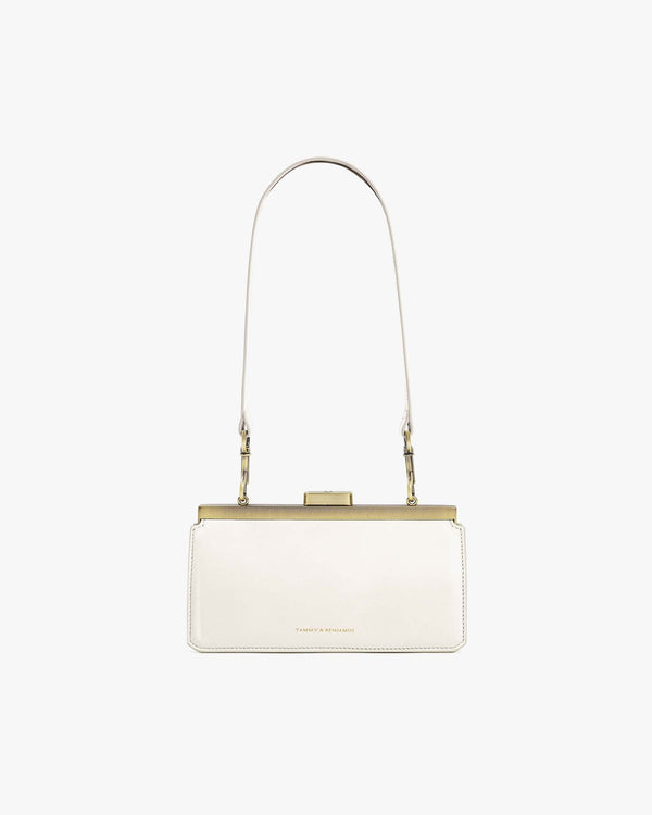 Sac JEANNE BAGUETTE ivoire, vue de face, porté à l'épaule, fermoir rétro doré
