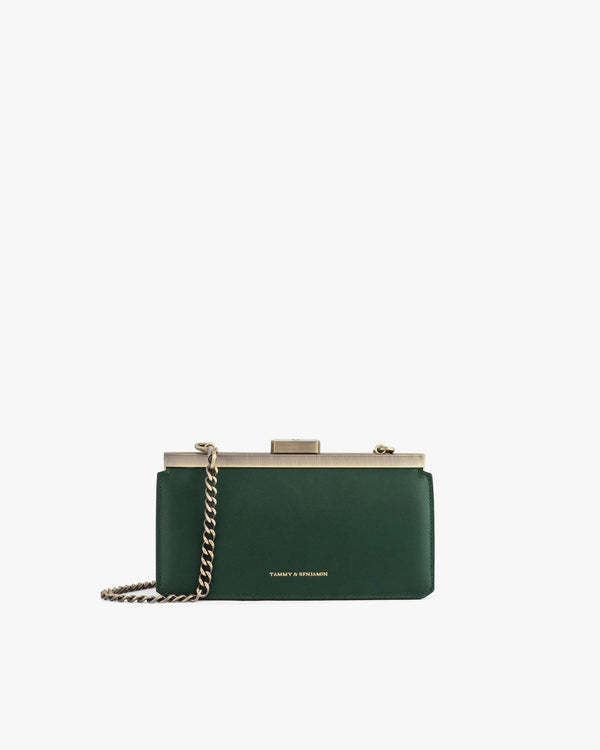 Sac JEANNE BAGUETTE vert émeraude, vue de face avec fermoir doré et chaîne amovible