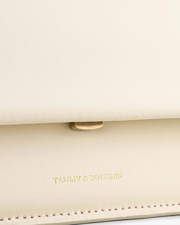 Sac THEA MINI Ivoire, détail du fermoir doré et du rabat, logo Tammy & Benjamin estampé